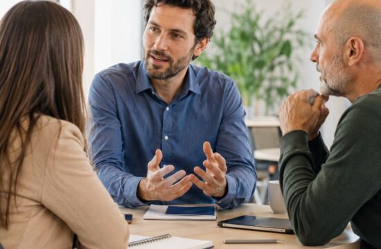 Stili comunicativi. Persone che esercitano la comunicazione assertiva durante un incontro di lavoro