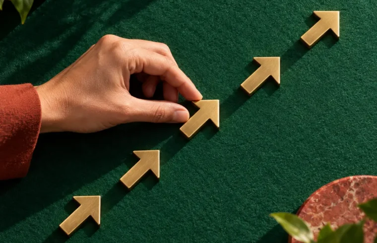 Mano che allinea cinque frecce dorate per rappresentare pratiche di leadership e direzione condivisa
