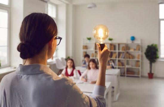 Esplora la guida metodologie didattiche, vantaggi e svantaggi per ottimizzare i tuoi metodi di insegnamento.