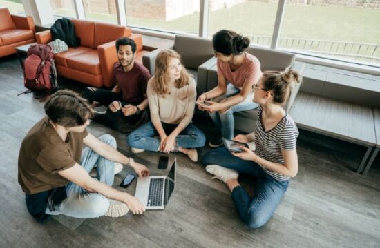 Migliora il tuo approccio educativo con metodologie didattiche che promuovono soft skills come comunicazione e pensiero critico.