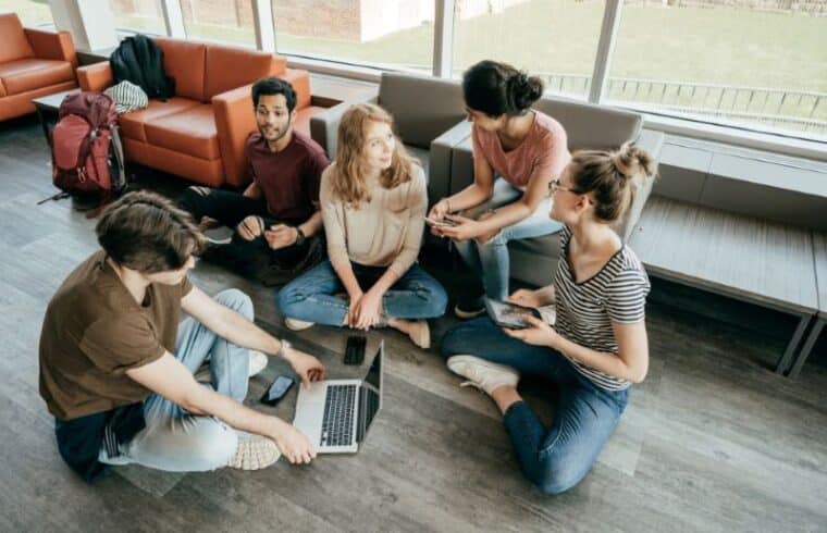 Migliora il tuo approccio educativo con metodologie didattiche che promuovono soft skills come comunicazione e pensiero critico.