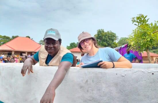 Personale di Fonte di Speranza e del partner locale controllano il funzionamento di un pozzo in un villaggio della Sierra Leone