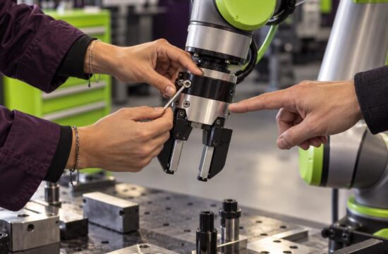 sviluppo competenze specialistiche delle PMI. Mani di una lavoratrice regolano un robot durante una formazione tecnica.